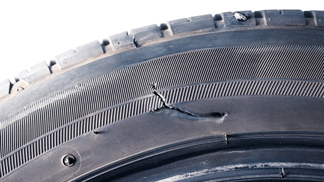 Pneumatico con taglio sul fianco